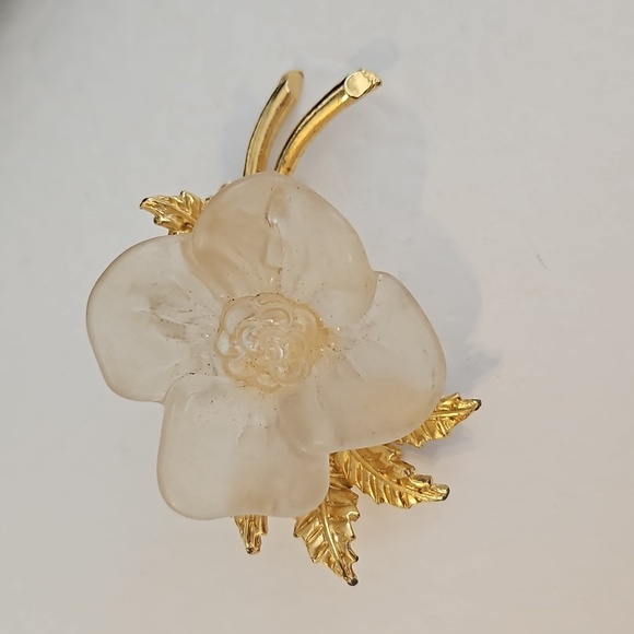 Lucite Flower with Goldtone Leaves & Stems Brooch and/or Pendant - Picture 2 of 7